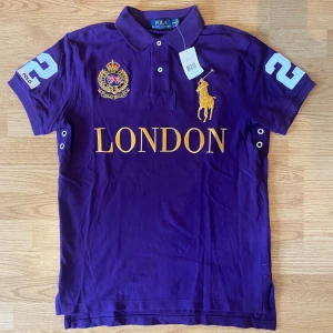 Ralph Lauren London Pike - !skicka bud för snabb affär! Fet Ralph Lauren London pike, storlek M. Helt ny med etiket 😯, ända äkta på hela plick. mått: 68.5längd 50.5bredd under armarna. Skriv om ni undrar något 📲