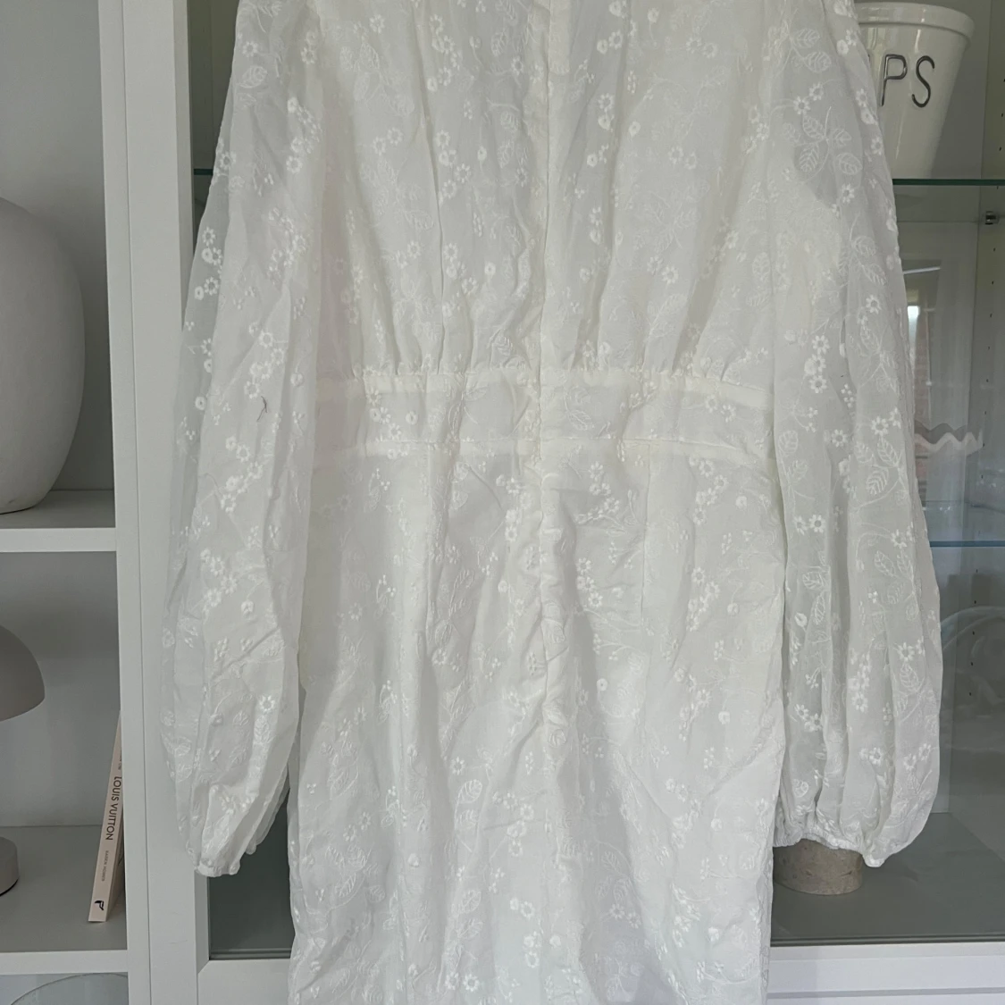 Vit kort klänning med blommig brodyr - 4