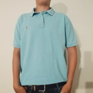 Ralph Lauren piké  - Blå Ralph Lauren piké i väldigt bra skick storlek L. Kolla profilen för mer Ralph Lauren kläder ha de göttttttt! Har en liten fläck