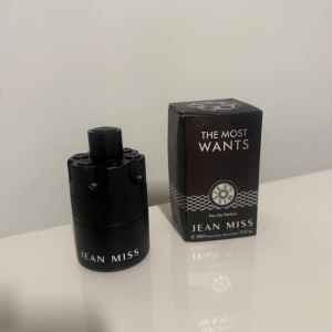 Jean Miss The Most Wants parfym 100ml - Parfymen The Most Wants från Jean Miss i en cool svart flaska med industriell design och textur. Flaskan rymmer 100 ml Eau De Parfum och kommer i matchande svart kartong med silverdetaljer. Perfekt för dig som gillar stilrena och moderna doftflaskor.