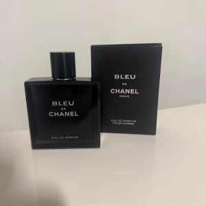 Bleu de Chanel Eau de Parfum 100ml - Bleu de Chanel Eau de Parfum för herr, 100 ml. Flaskan är elegant och fyrkantig i mörkblått glas med silverfärgad text och klassisk Chanel-logga på korken. Kommer med originalkartong i matchande färg. En ikonisk och maskulin doft från Chanel.