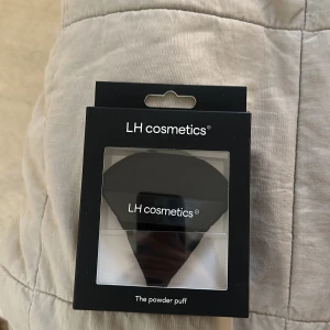 LH Cosmetics The Powder Puff - Supermjuk och svart powder puff från LH Cosmetics, perfekt för att applicera puder jämnt och enkelt. Ord pris 129kr