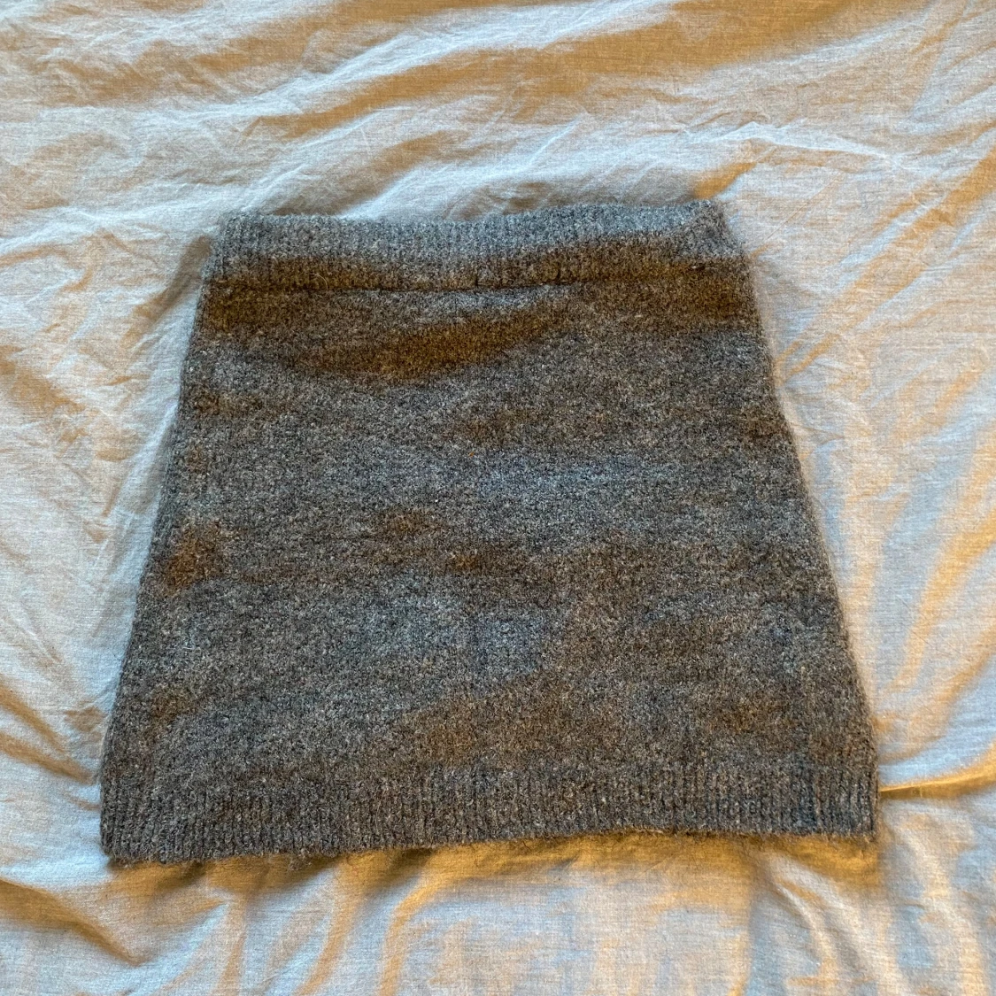 Grå stickad kortkjol