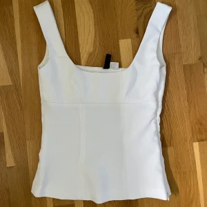 Vit linnetopp  - Säljer en vit linnetopp från H&M då den var för liten! Storlek XXS och bara testad. 