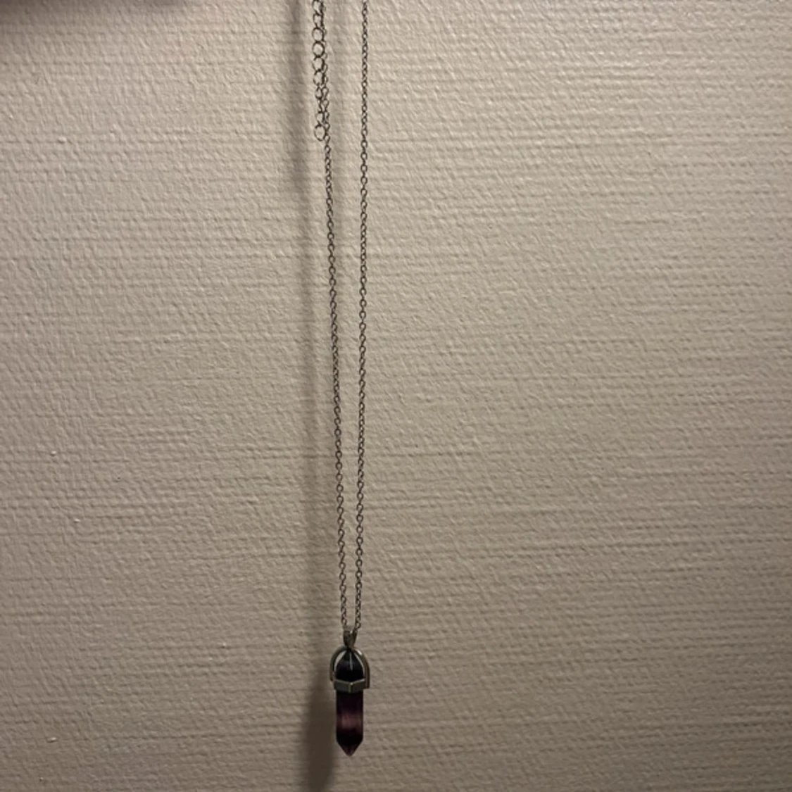 Halsband med lila kristallhänge - 1