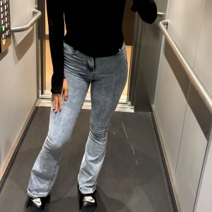Ljusblå bootcut jeans från Bubbleroom - Säljer ett par ljusblå bootcut jeans från Bubbleroom i storlek 38. Jeansen har klassisk femficksdesign, hög midja och är tillverkade i stretchig denim för en bekväm passform. Perfekta för dig som gillar en snygg och tidlös look.