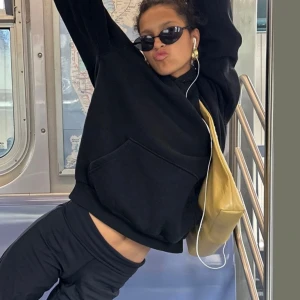 Svart oversized hoodie med huva - Svart oversized hoodie med stor ficka framtill och huva. Tröjan har en avslappnad passform och långa ärmar, perfekt för en chill och casual stil. Passar lika bra till jeans som till mjukisbyxor. Klassisk och enkel design utan tryck. Från adsgn❤️nypris 899