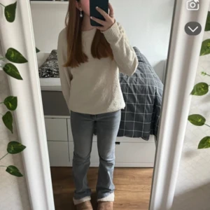 Grå bootcut jeans med normal passform - Säljer ett par grå jeans med bootcut-snitt och normal passform. Byxorna har klassisk femficksdesign och är tillverkade i ett mjukt jeanstyg. Snygga att styla med sneakers eller boots för en chill look.