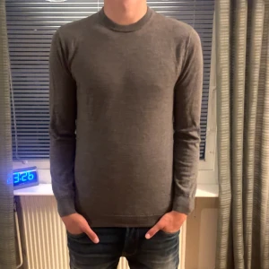 Grå merinoulltröja från These Glory Days - Grå merinoullströja från these glory days. Skick 9,5/10 bara använd några gånger men så ny. Modellen är 185 och väger 74. Storlek M men passar även S. Skriv för frågor eller liknande!