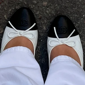 ballerinaskor svart/vit skinn - Superfina Chanel ballerinaskor i vitt quiltat skinn med svart tå och klassisk ogga. Strl 40 men mer som en 39.5, därav säljer jag dom eftersom dom är lite för småa för mig. Använda 3 gånger 