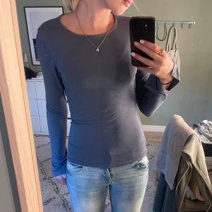 Långärmad tajt tröja - Super fin långärmad tröja! Den är grå/blå och endast använd fåtal gånger 