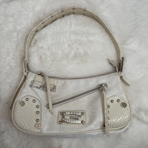 Vintage Guess väska - Vintage väska från Guess 💓inköpt secondhand så skick enligt bilder. Finns sminkfläckar på insidan av väskan (bild 4). Lyckats få bort det mesta genom. En stor favorit så osäker på om jag vill sälja. 😔🫰