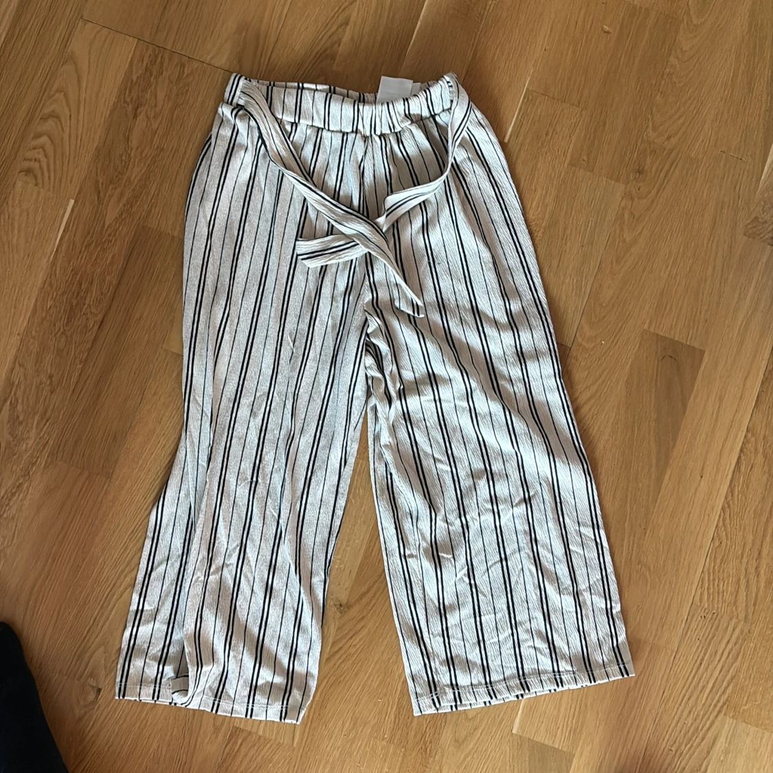 Randiga byxor med knyt från H&M - 1