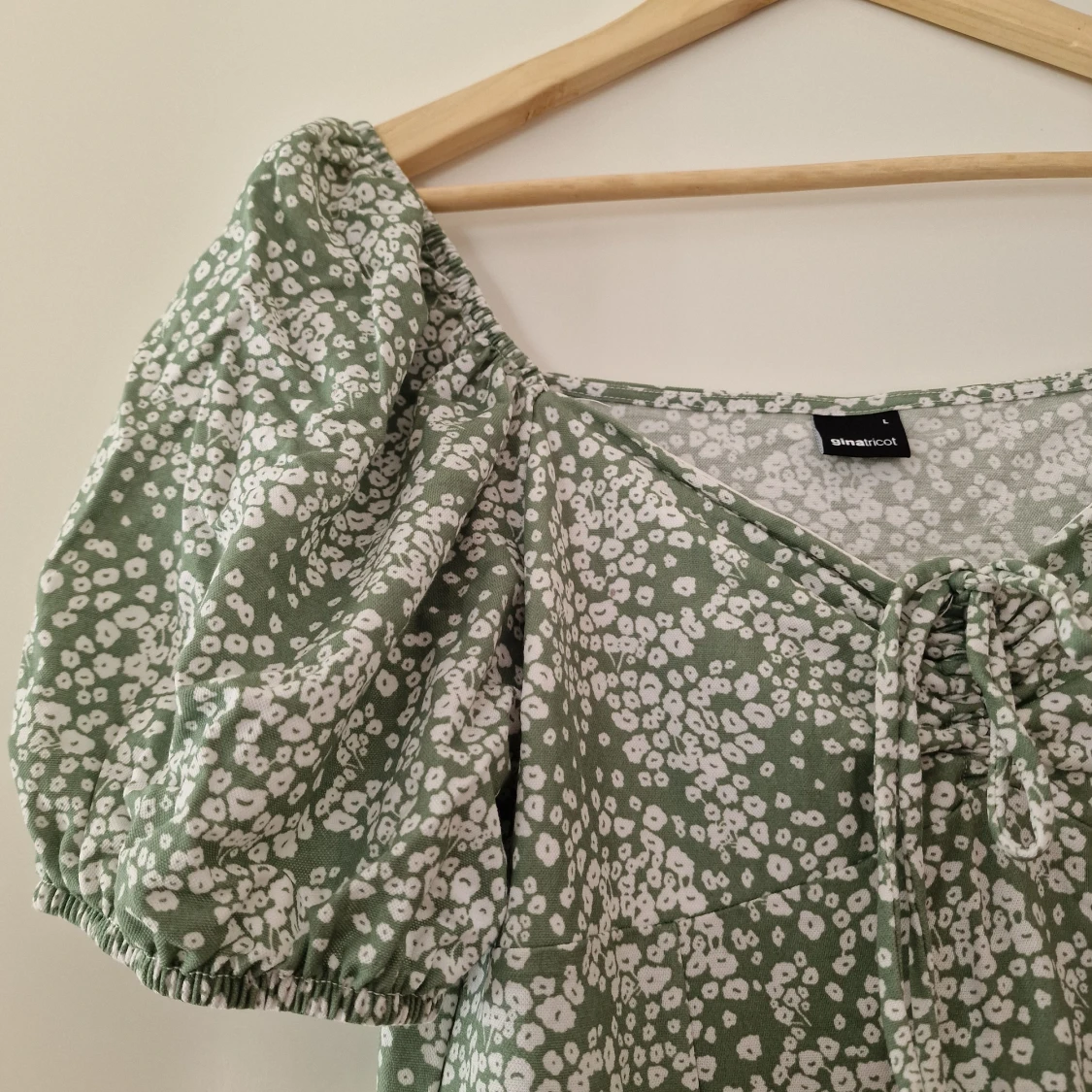 Grön blommig klänning från Gina Tricot - 3