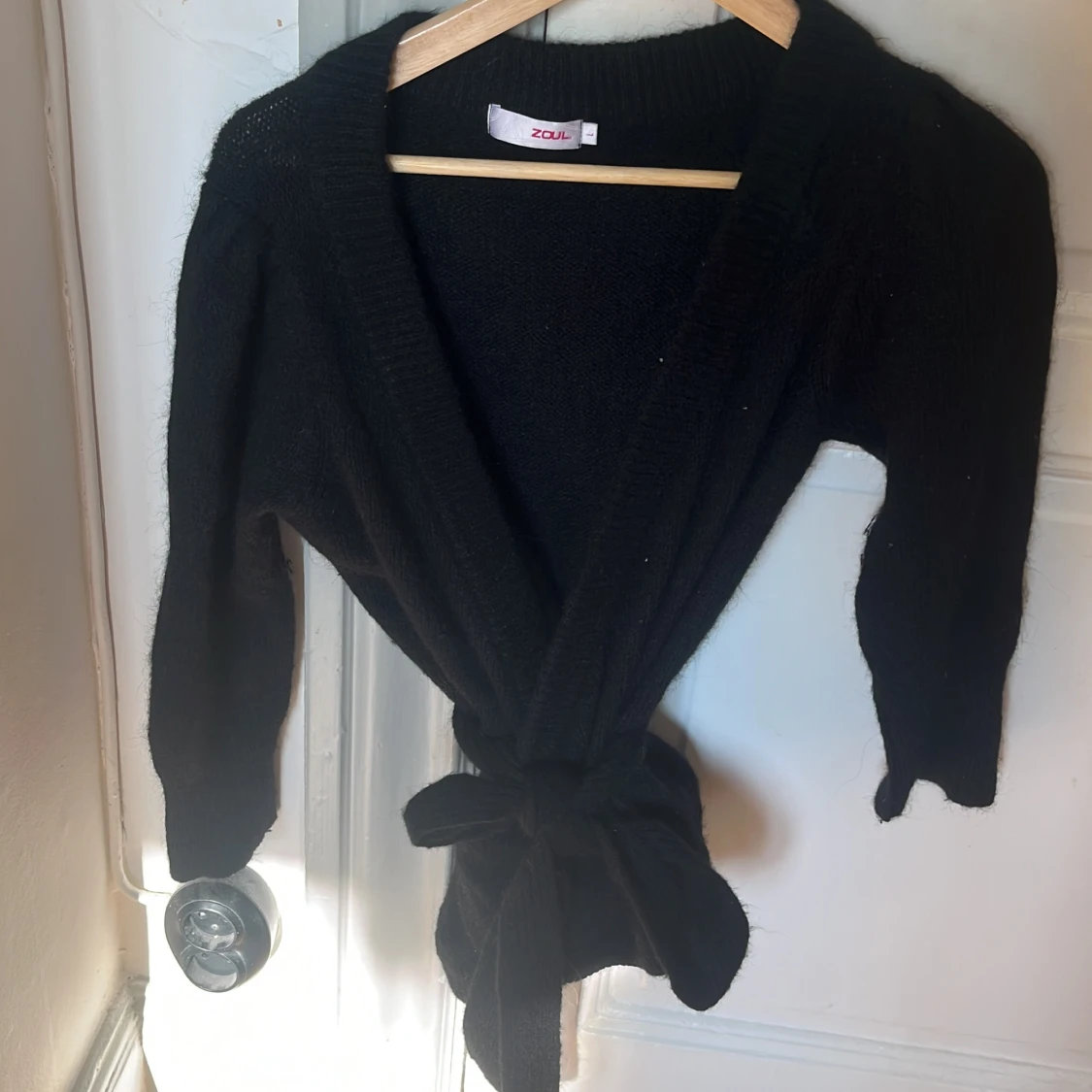 Svart omlottkofta från Zoul