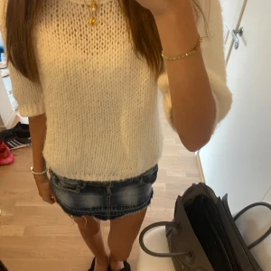 Vit stickad tröja! - Aldrig använt!! Supermysig vit stickad tröja från Vero Moda, som är trekvartsärmad. Tröjan är i storlek L men jag som vanligtvis har xs-s passar den perfekt som en oversized stickad tröja. Så skulle säga att den passar de alstra flesta storlekar. Nypris 400 