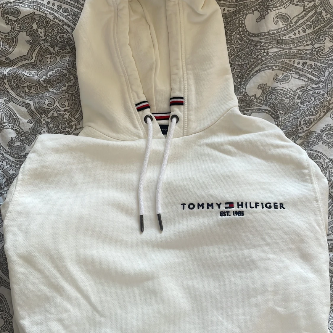 Vit hoodie från Tommy Hilfiger  - 1