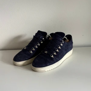 Nubikk jagger navy skor - En stilren mocka sko som är perfekt för alla tillfällen | Storlek: 41 | Skon har inga defekter men har använts | Inget pris är hugget i sten