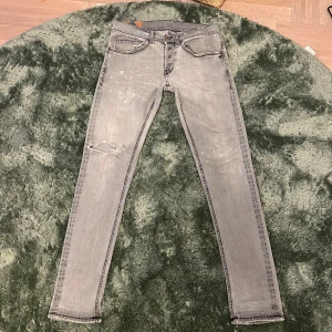 Dondup jeans - Säljer ett par riktigt schyssta dondups med slitningar. Jeansen är i storlek 30. Har en defekt (Bild 3) men är lätt att laga. Skriv vid funderingar 
