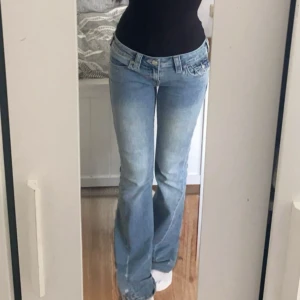 True Religion Joey Low Rise Flare Jeans - Snygga ljusblå jeans från True Religion, lite slitna ner till💗💗annars så gott som nya😊modell Joey Low Rise Flare. 