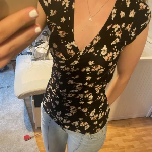 Svart blommig omlottopp - Svart topp💕