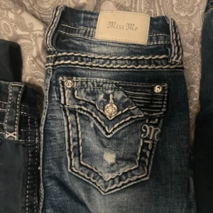 Miss Me midrise boot - Säljer ett par snygga miss me jeans med coola dekorativa fickor och slitna detaljer.  Midwaist och bootcut passform som ger en skön och trendig look. Passar perfekt till både vardag och fest! Midja:30 Ytterben:100 Innerben:75 Rise:20 Benöppning:19  Skriv för fler bilder eller om du har några frågor😇😇 Pris är absolut diskuterbart☺️☺️ Skriv innan du köper💯 