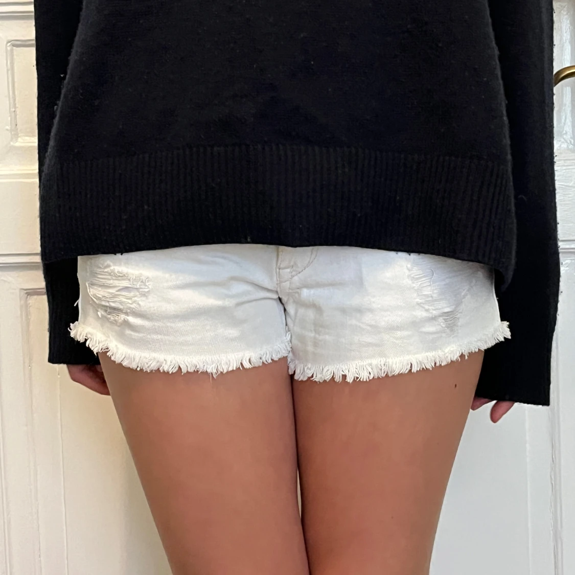 lowwaist Vita jeansshorts med nitar och fransar - 1