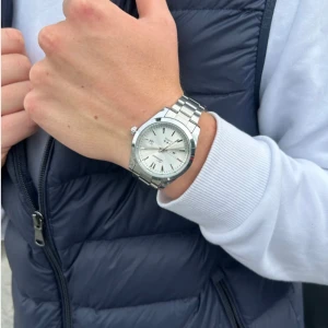 Silverfärgad klocka från Doventi  - Stilren klocka från Doventi med rund urtavla i silver och klassiska indexmarkeringar. Armbandet är i blankt rostfritt stål och klockan har datumvisning. Perfekt accessoar för dig som gillar en clean och modern look.