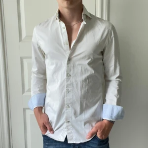 Stenströms skjorta  - Inga riktiga defekter förutom lite svett fläckar under ärmarna vilket man inte märker om man inte kollar noga. Modellen är 180,75 kg. Han bör 15 1/2 39 vilket motsvarar ungefär M! Kom med frågor, kan gå ned i pris vid snabb affär! 