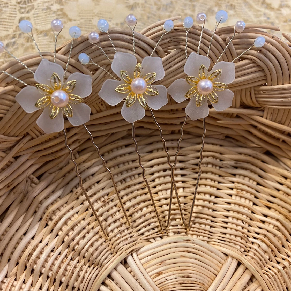 Blommiga hårnålar med pärlor och guld