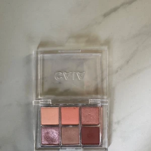 CAIA Soft Glam ögonskuggspalett - Knappt använd förutom en skugga se bild  nypris 365kr men slutsåld för tillfället