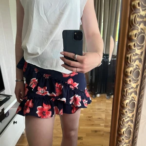 Mörkblå blommig volangkjol - Kort blommig volangkjol. Använd fåtalet gånger så i nyskick. Säljer då den blivit lite liten på mig. Hör av dig om du har några frågor, pris går att diskutera🫶