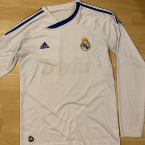 Real Madrid tröja Ronaldo - Real Madrid tröja med Ronaldo där bak, den är gammal och vet inte från vilket år den är heller, säljer billigt så bara köp snabbt. Den passar S-M