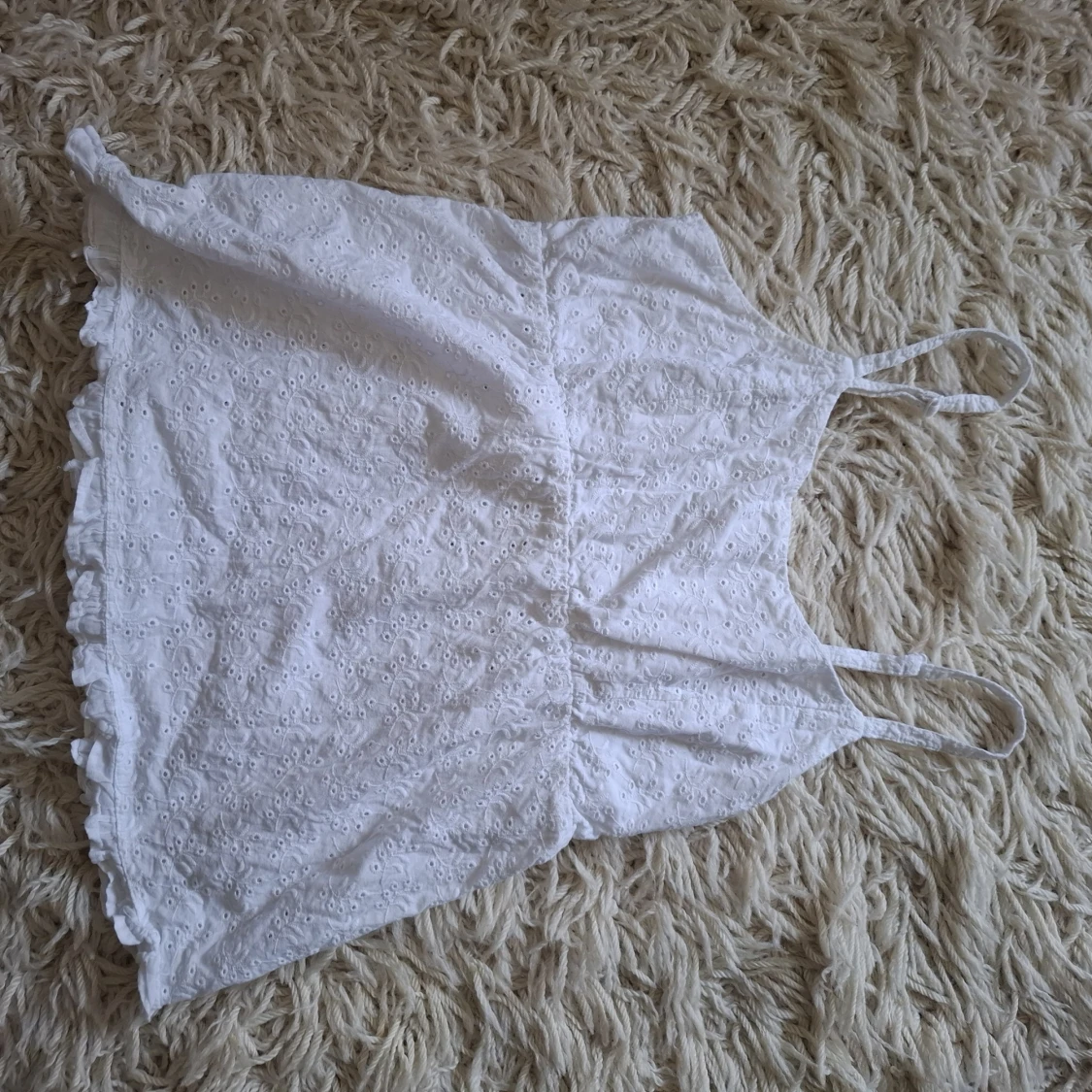 Vit broderad linnetopp med volang - 1