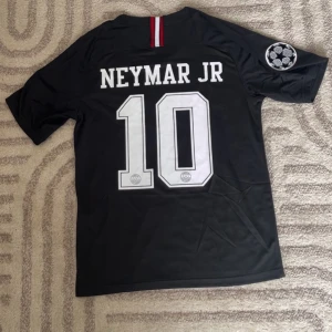 Neymar PSG 18/19 - Replika PSG tröja helt ny med tags med Neymar på ryggen. För fler bilder eller frågor tveka inte att skriva i dm. Fler tröjor i profilen. Se bio för tvätt anvisningar 