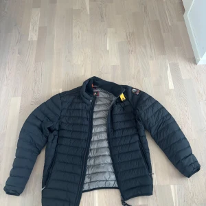 Svart lättviktsdunjacka Parajumpers L - Snygg svart dunjacka från Parajumpers i storlek L. Jackan är felfri i ha skavanken. Använd ett fåtal gånger