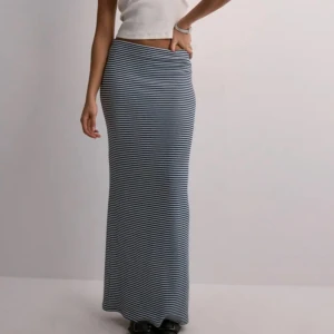 Maxikjol - Jättefin blåvitrandig kjol från Nelly, endast använd två gånger- stretchigt och skönt material