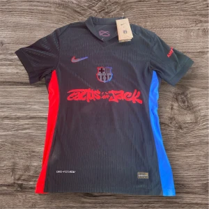FC Barcelona x Cactus Jack – Lamine Yamal #19 (S) - Säljer en ny och oanvänd matchtröja från det unika samarbetet mellan Barcelona och Cactus Jack (Travis Scott). 🔥tagg finns och går att scanna 📏 Storlek: S 💯 Tryck: Lamine Yamal #19 + UNHCR-logga ✔️ Svart design med röd/blå detaljer – limited edition!  Skickas snabbt. Skriv vid intresse!