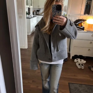 Grå kappa - Jättefin kappa, perfekt till hösten och skolan, lite noppig men inget som syns