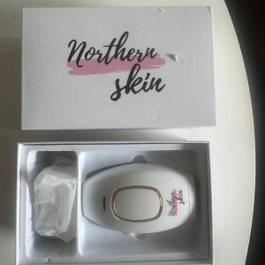 Northern Skin IPL hårborttagningsenhet - Säljer en vit IPL hårborttagningsenhet från Northern Skin. Kommer i originalförpackning med tillbehör, aldrig använd. Nypris ca tusen 