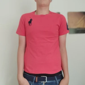 Ralph Lauren T-shirt  - Ralph Lauren T-shirt i väldigt bra skick liten fläck på tröja. Storlek XS