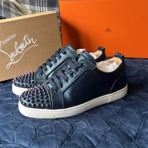 Christian Louboutin sneakers - Tjaaaa allihop just nu så säljer jag ett par mörkblå sneakers i läder från Christian louboutin. Skorna är i galet bra skick och har endast använts två gånger ute. Självklart är skorna äkta som man ser på bilderna, men kan även bevisa äktheten på fler sätt. ny pris för skorna är runt 900 €. Till skorna tillkommer en replacement box från Loubotin då jag gjorde mig av av den andra på grund av slitage samt dustbag. Jag tar gärna byten som vanligt och också prisförslag. Med vänliga hälsningar Oscar