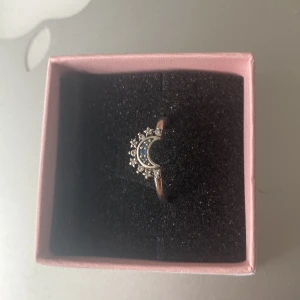 Pandora ring - En supergullig ring från pandora i sterling silver med en måne på, storlek 52 och i väldigt fint skick!! Nypris 549, mitt pris 300. Original förpackning finns!🤍