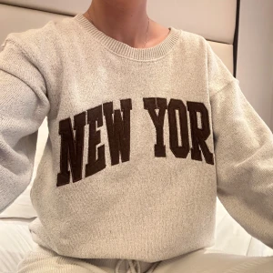 Mjuk oat sweater - Jätte fin och mjuk tröja i färgen oat. Helt ny, storlek S med prislapp kvar. Dessa tröjor går endast att köpa i New york City. Har totalt 10st av dessa till salu. skickas inom 24h.
