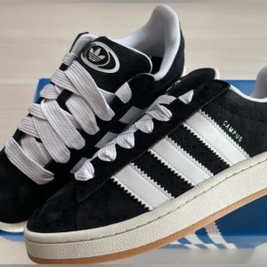 Adidas Campus svartvita sneakers - används inte längre