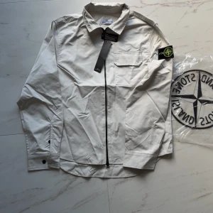 Stone Island Overshirt - Stone Island Ovshirt i Storlek L men passar M, Helt ny och oanvänd.