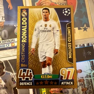 Cristiano Ronaldo (Limited edition) - Ett fotbollskort som föreställer Cristiano Ronaldo från hans tid i Real Madrid, kortet är i väldigt fint skick. Det är ett perfekt tillskott till samlare eller personer som vill utöka sin kollektion med en äkta fotbollsikon som Ronaldo. Vid minsta fundering eller prisförslag, tveka inte på att höra av er!