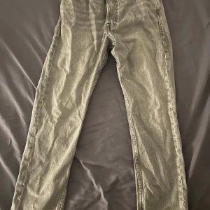 Jeans - Säljer ett par grå jeans från Jack & Jones i loose fit skriv vid fler frågor svarar snabbt!!!