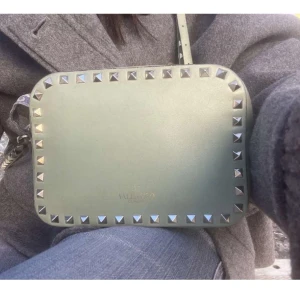 Grön valentino väska - superfin! Har några defekter,skriv privat för fler bilder