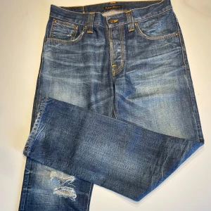 Nudie Jeans blå slitna jeans 33/32 - Sjuk tvätt och sällsynta. Passformen straight alf. Nypris 1895. 
